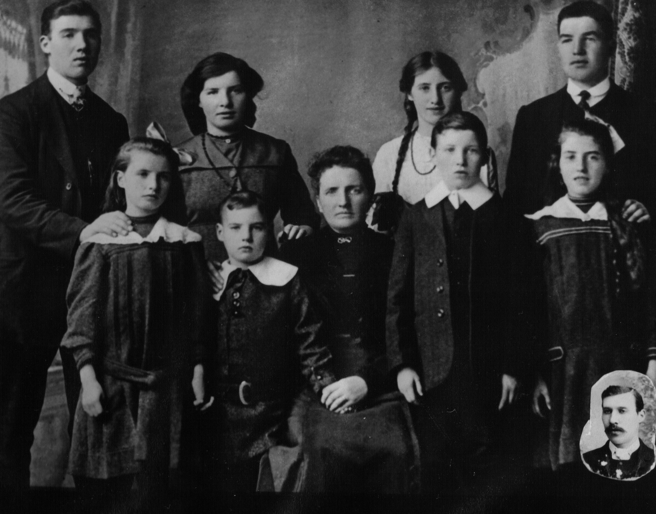 Picture of younger Jeanie with all her children